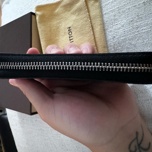 LOUIS VUITTON TAIGA LEATHER - Picture 5 of 6